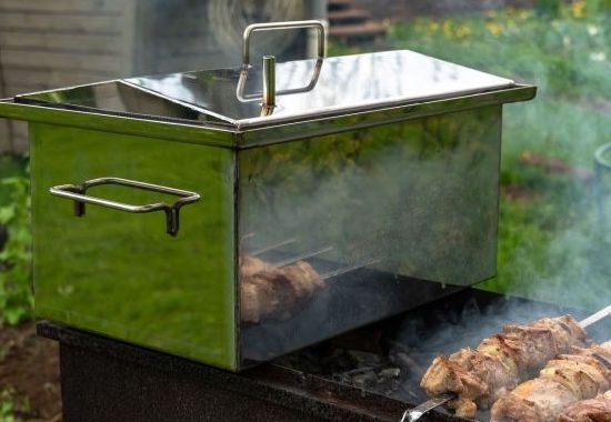 Jak zrobić przydomową wędzarnię? Budowa wędzarni drewnianej krok po kroku